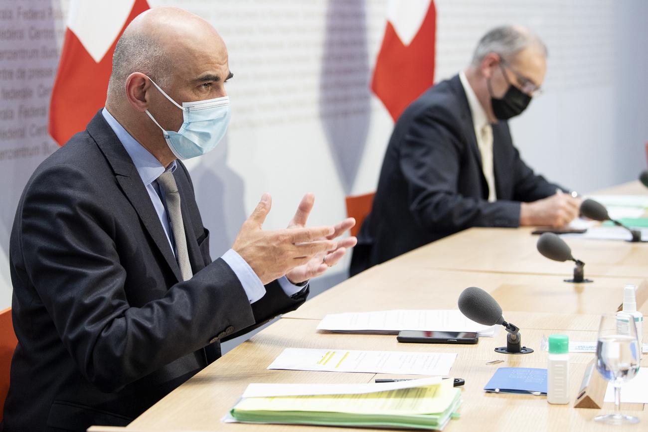 Alain Berset et Guy Parmelin lors d'une conférence de presse sur le Covid. [Keystone - Peter Schneider]