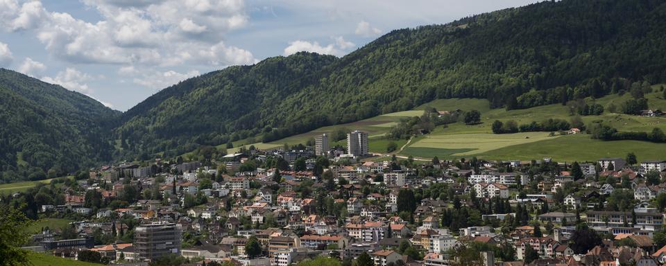 Vue générale de la ville de Moutier, mai 2017. [Keystone - Jean-Christophe Bott]