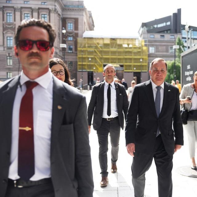 Le Premier ministre suédois, le social-démocrate Stefan Löfven, quitte le Parlement après avoir été renversé par un vote de défiance. Stockholm, le 21 juin 2021. [AFP/TT News Agency - Nils Petter Nilsson]