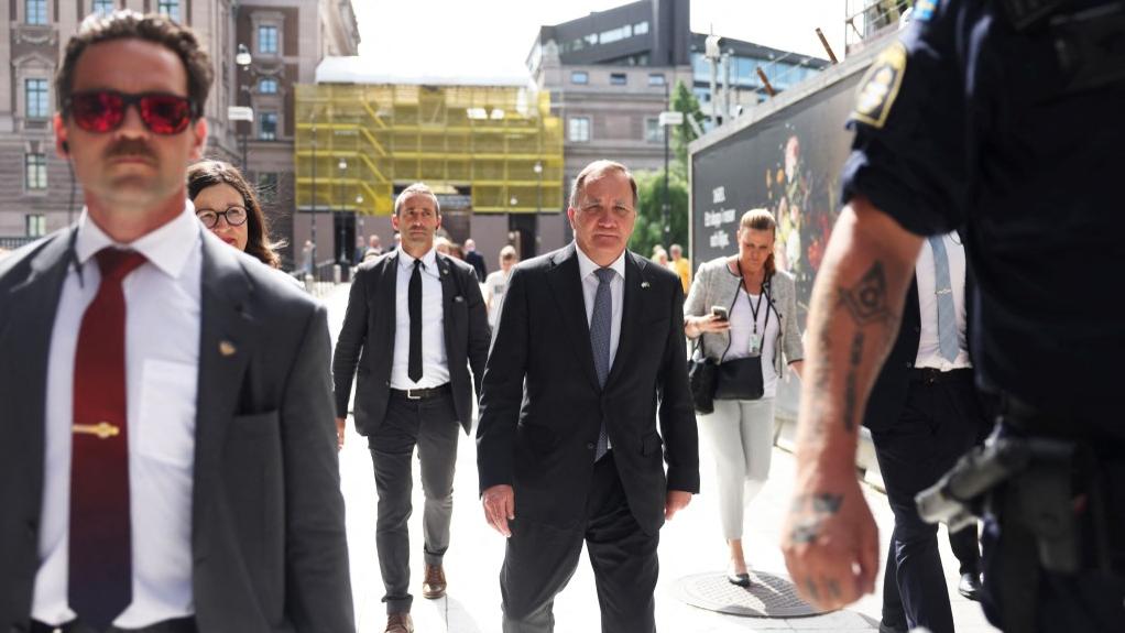 Le Premier ministre suédois, le social-démocrate Stefan Löfven, quitte le Parlement après avoir été renversé par un vote de défiance. Stockholm, le 21 juin 2021. [AFP/TT News Agency - Nils Petter Nilsson]