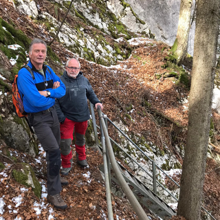 Werner Rubin et Marc-André Sprunger, bénévoles qui balisent les milliers de kilomètres de sentiers pédestres à travers la Suisse. [RTS - Camille Degott]