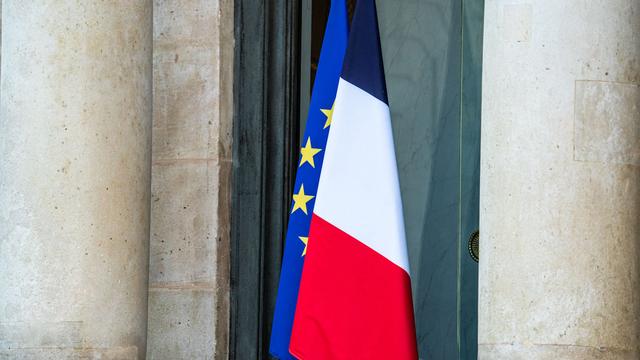 Le drapeau de la France et celui de l'Union européenne. [Hans Lucas/AFP - Xose Bouzas]