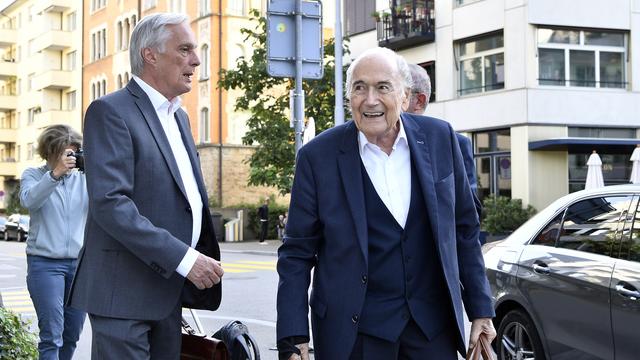 Joseph S. Blatter (à droite) et son avocat Lorenz Erni (à gauche) se rendant au bureau du procureur fédéral à Zurich le lundi 9 août 2021. [Keystone - Walter Bieri]