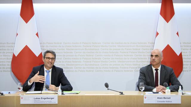 Le conseiller de gouvernement et président de la Conférence des directeurs cantonaux de la santé (CDS) Lukas Engelberger s'expriment aux côtés du ministre de la Santé Alain Berset, lors d'une conférence de presse, le 21 octobre 2021. [KEYSTONE - Anthony Anex]