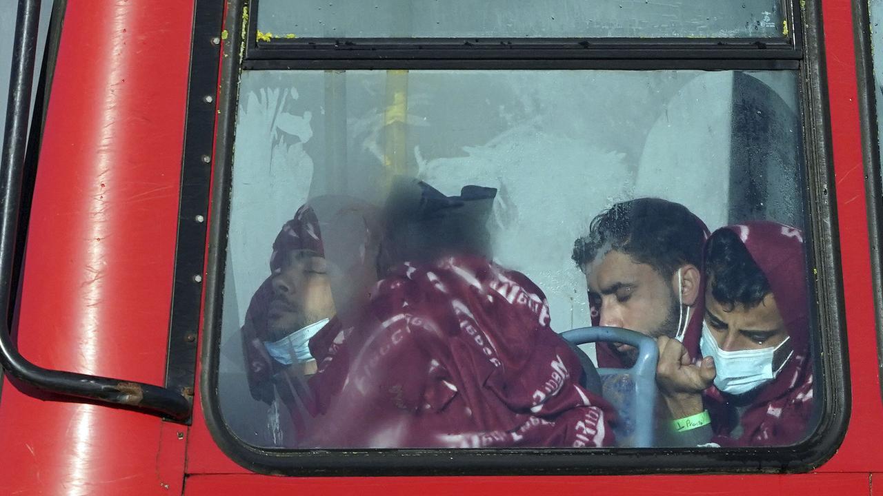 Certains migrants doivent dormir dans des bus non chauffés, relèvent les inspecteurs chargés d'évaluer les conditions de rétention. [Gareth Fuller]