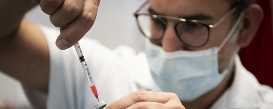 La vaccination progresse en Suisse. Ici, dans l'EMS La Maison du pèlerin, sur la commune vaudoises de Chardonne. [Keystone - Jean-Christophe Bott]