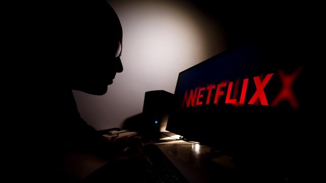 Une personne regarde un programme sur Netflix. [AFP - Jaap Arriens / NurPhoto]