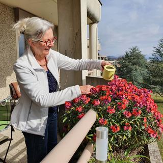 Deux auditrices qui ont découvert les joies du jardinage sur leur balcon durant le semi-confinement au printemps 2020. À gauche, Christine Knobel (Lausanne), à droite, Lorraine Becket (Berne). [RTS - Xavier Bloch]