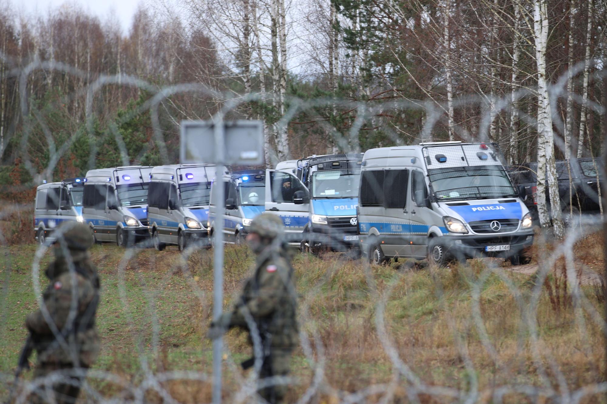 La police polonaise à la frontière de la Biélorussie dans la région de Grodno, le 8 novembre 2021. [Reuters - Leonid Scheglov]