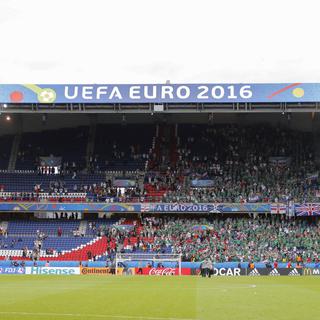 Des supporters nord-irlandais chantent Freed from Desire à l'Euro 2016. [AFP - Stephane Allaman/DPPI]