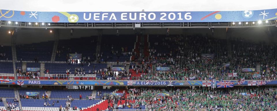 Des supporters nord-irlandais chantent Freed from Desire à l'Euro 2016. [AFP - Stephane Allaman/DPPI]