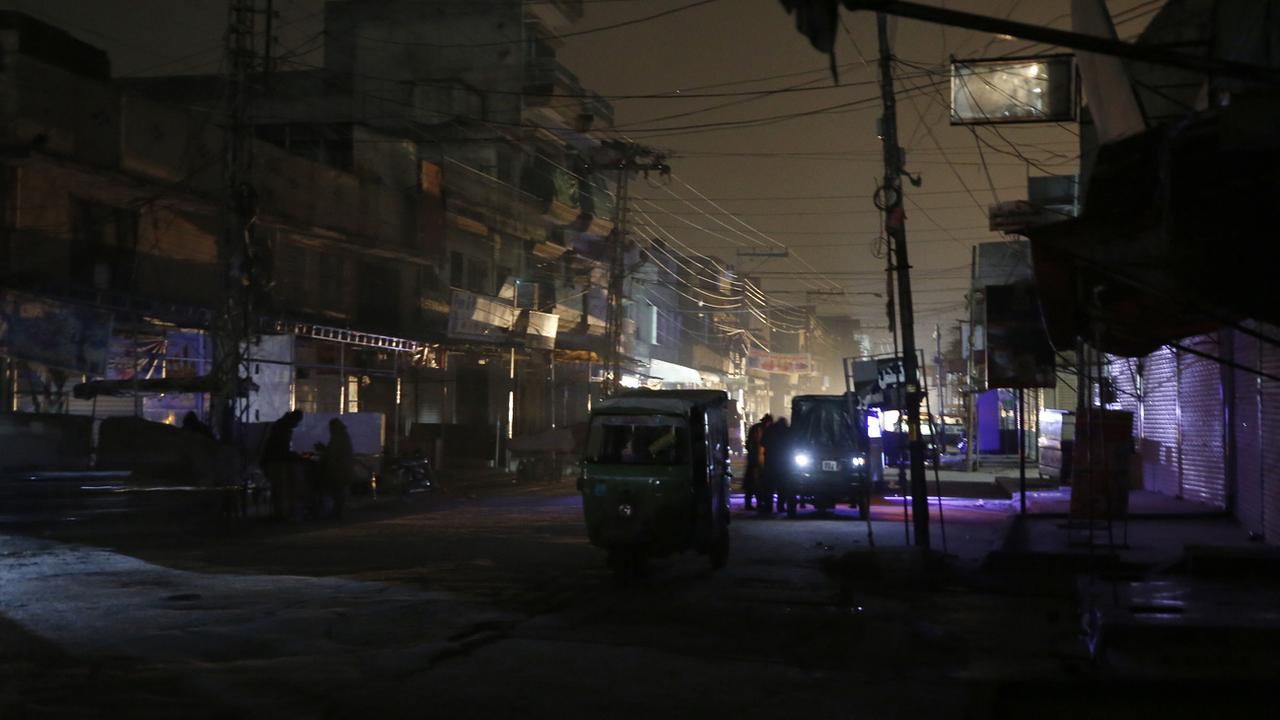 Une grande partie du Pakistan, dont toutes ses grandes villes, a été plongée dans le noir tôt dimanche suite à une gigantesque panne d'électricité. [KEYSTONE - ANJUM NAVEED]