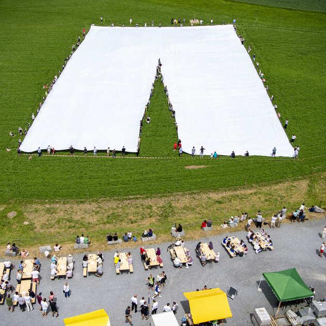 Le couturier Xwendekar Kelesh a réalisé le plus grand pantalon du monde dans le canton de Lucerne. [Keystone - Urs Flueeler]