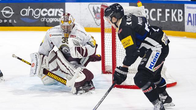 Killian Mottet ajuste Stéphane Charlin. Fribourg mate son rival genevois. [FreshFocus]