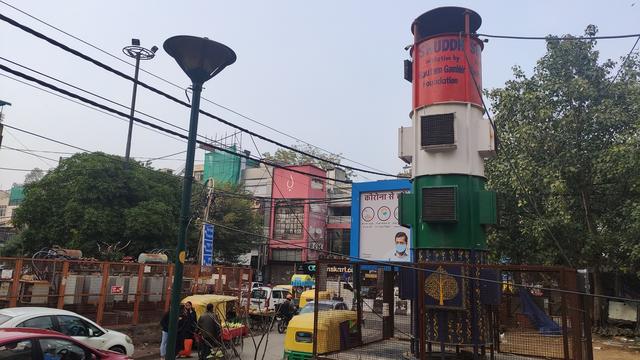 "Le purificateur d’air ambiant, installé dans le quartier commercial de Lajpat Nagar, à New Delhi, par un député fédéral. Des machines inefficaces mais prisées par les politiciens." [RTS - Sébastien Farcis]