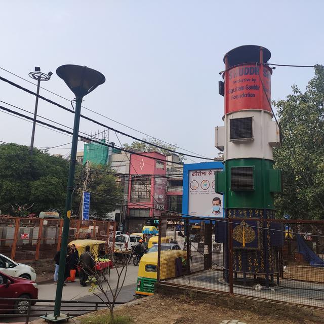 "Le purificateur d’air ambiant, installé dans le quartier commercial de Lajpat Nagar, à New Delhi, par un député fédéral. Des machines inefficaces mais prisées par les politiciens." [RTS - Sébastien Farcis]