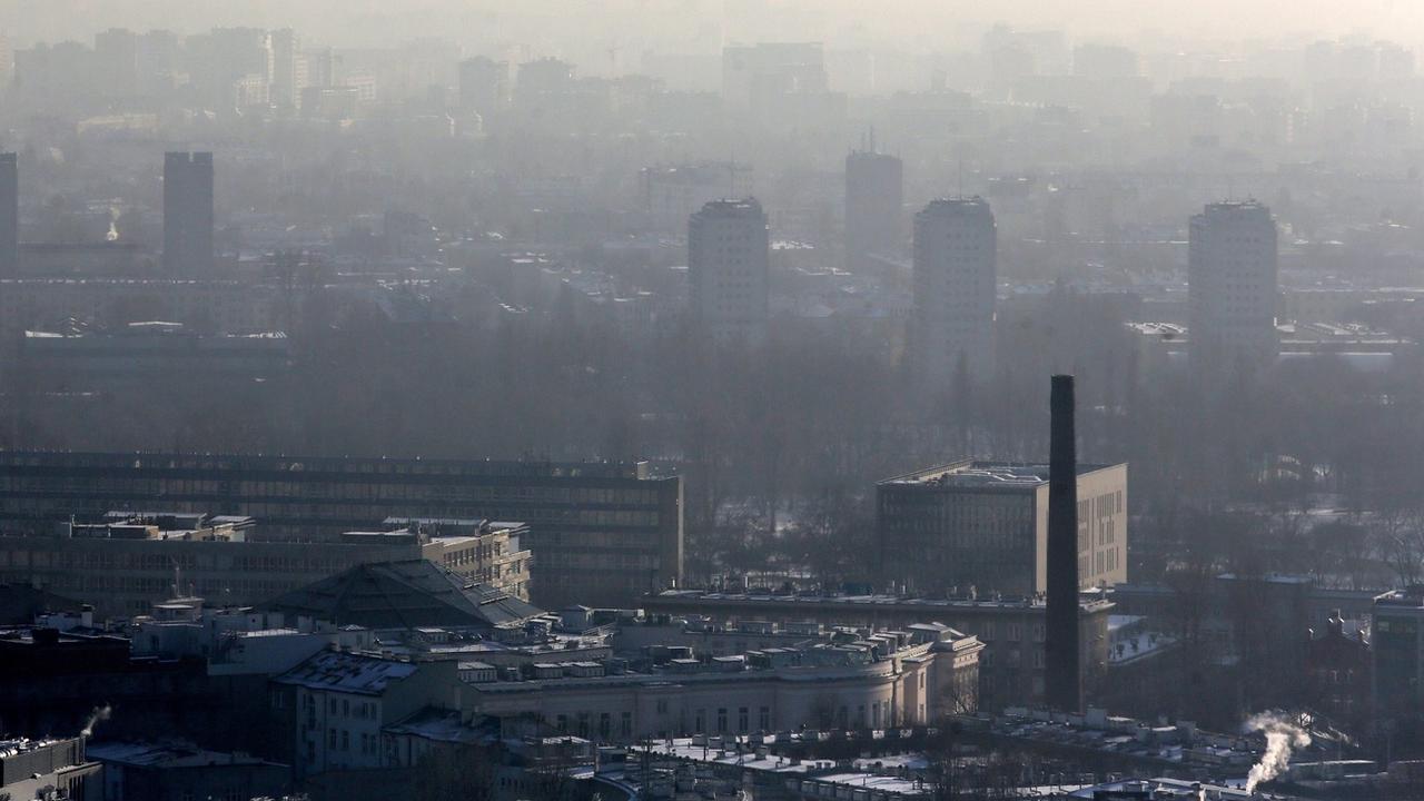 La pollution de l'air a provoqué 307'000 décès en Europe en 2019. Ici, une photo du smog à Varsovie. [EPA/Keystone - Tomasz Gzell]