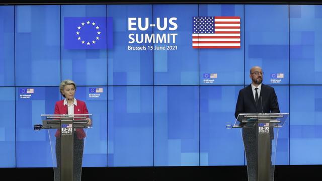 Ursula von der Leyen et Charles Michel lors d'une conférence de presse à Bruxelles concernant l'accord Airbus-Boeing. [KEYSTONE - Olivier Hoslet / EPA]