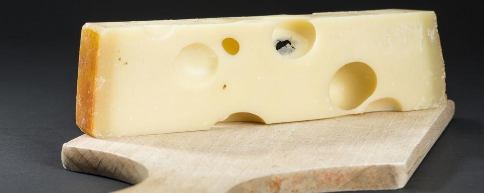 Jusqu'en 2017, l'Emmentaler était le fromage suisse le plus exporté. Il a depuis laissé sa première place au Gruyère. [Keystone - Gaetan Bally]