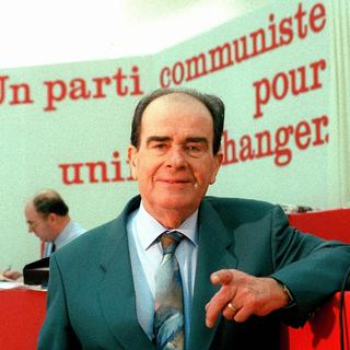 Georges Marchais, photographié en janvier 1994 au siège du parti. Le slogan en arrière-plan indique "Un parti communiste pour l'unité et le changement". [AP Photo/Keystone - Michel Lipchitz]