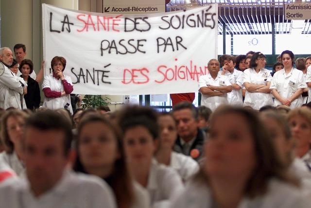 Le personnel soignant a été plus fortement exposé au Covid-19, avec celui de ménage et de cuisine dans les EMS (image d'archive). [Keystone - Fabrice Coffrini]