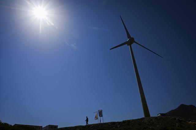 La première centrale électrique du pays est hybride car elle combine plus d'une source d'énergie renouvelable, le vent et le soleil. [afp - Aris Messinis]