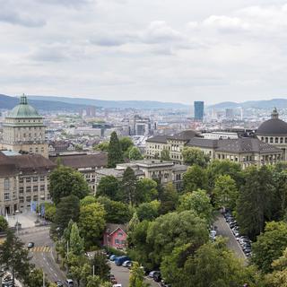 Les principaux bâtiments de l'Université de Zurich (à gauche) et de l'École polytechnique fédérale (à droite), photographiés dans le quartier universitaire de Zurich, en Suisse, le 28 juin 2018. [KEYSTONE - Christian Beutler]