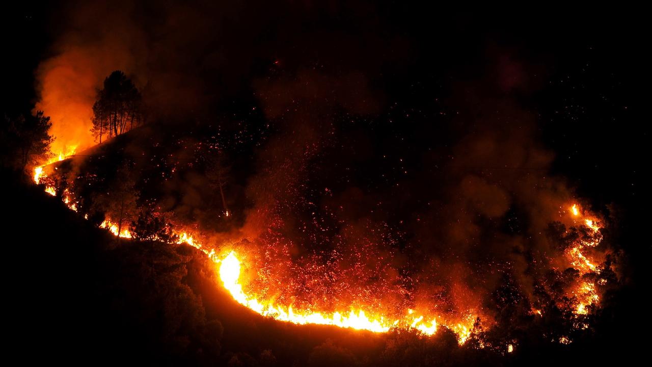 Un feu de forêt à Ribas de Sil a déjà consumé 700 hectares en un jour. Espagne, le 7 septembre 2021. [Keystone/epa - Eliseo Trigo]