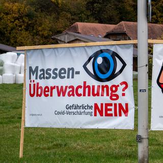 Une affiche des opposants à la loi Covid avec le slogan: "Surveillance de masse? Non". [Keystone - Peter Schneider]