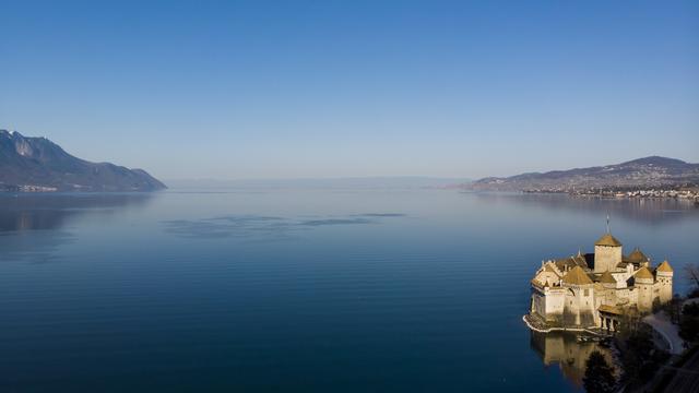 Une vue aérienne du Château de Chillon au bord du Léman. [KEYSTONE - LAURENT DARBELLAY]