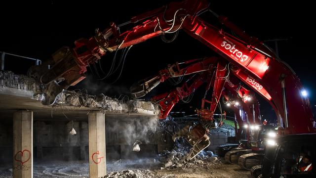 La démolition de la partie amont du pont de l'A9 sur la route Puidoux-Forel a débuté vendredi soir. [Keystone - Jean-Christophe Bott]