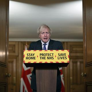 Le variant britannique du nouveau coronavirus, plus contagieux, semble en outre être lié à une plus forte mortalité, a déclaré le Premier ministre Boris Johnson vendredi. [Keystone - Leon Neal]