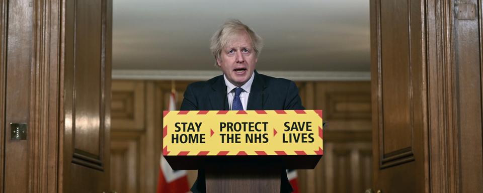 Le variant britannique du nouveau coronavirus, plus contagieux, semble en outre être lié à une plus forte mortalité, a déclaré le Premier ministre Boris Johnson vendredi. [Keystone - Leon Neal]