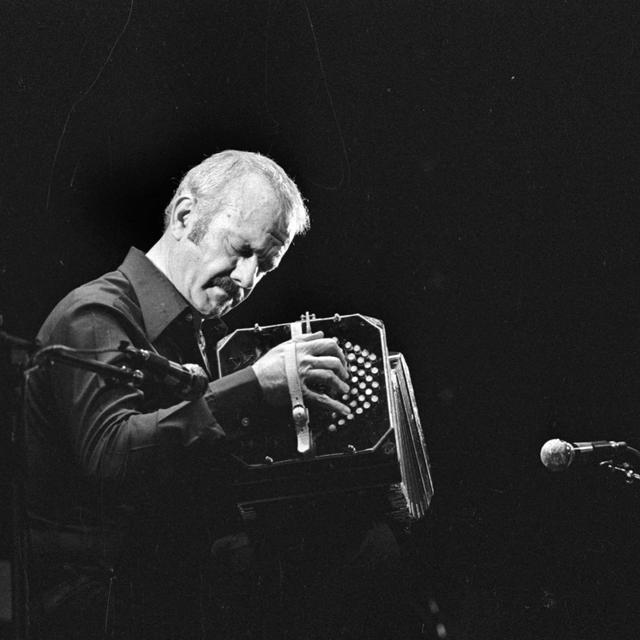 Astor Piazzolla (1921-1992), musicien argentin. Paris, Olympia, 1977. [AFP - P. Ullman / Roger-Viollet]