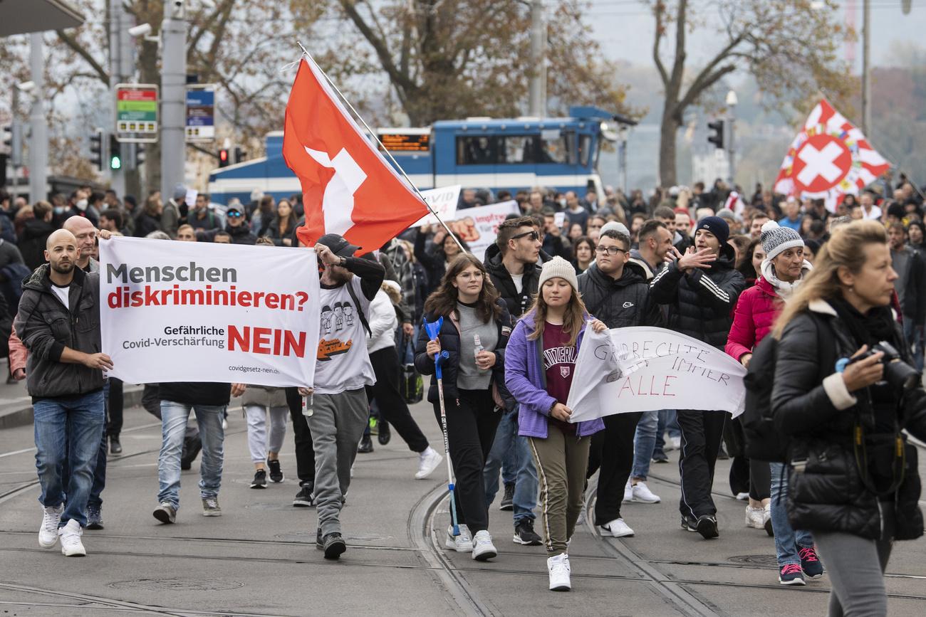 Des personnes manifestent contre les mesures anti-Covid, le 30 octobre 2021 à Zurich. [Keystone - Ennio Leanza]