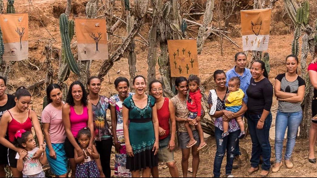 Des Brésiliennes de huit communautés rurales chantent pour les malades du Covid. [www.versinhos.com.br]