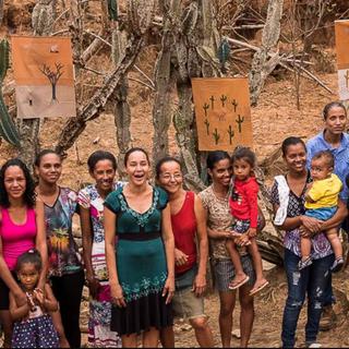Des Brésiliennes de huit communautés rurales chantent pour les malades du Covid. [www.versinhos.com.br]