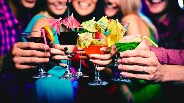 Cocktails tenus par des amis heureux à la fête. [Depositphotos - Pressmaster]