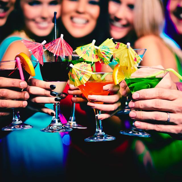 Cocktails tenus par des amis heureux à la fête. [Depositphotos - Pressmaster]