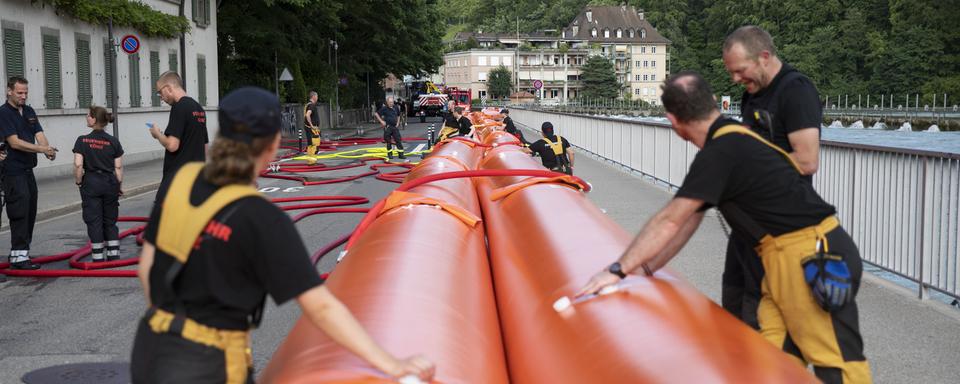 Mise en place de protections contre les crues dans le quartier de la Matte à Berne, au bord de l'Aar. [Keystone - Peter Klaunzer]