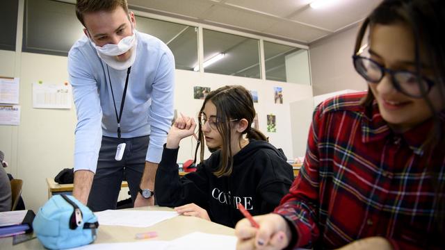 Selon un sondage réalisé auprès des responsables d'établissements scolaires alémaniques, il y n'a pas plus d'élèves malades dans les écoles. [Keystone - Laurent Gillieron]