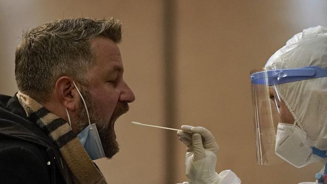 Un journaliste étranger se soumet à un test pour le coronavirus dans un hôtel de quarantaine à Pékin le 4 mars 2021 en marge de la session annuelle des "deux Assemblées" parlementaires chinoises. [Keystone - AP Photo/Andy Wong]