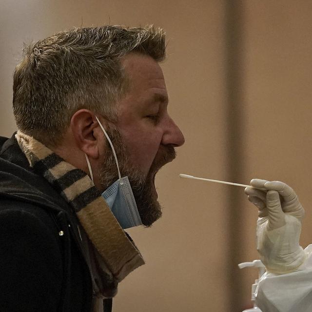 Un journaliste étranger se soumet à un test pour le coronavirus dans un hôtel de quarantaine à Pékin le 4 mars 2021 en marge de la session annuelle des "deux Assemblées" parlementaires chinoises. [Keystone - AP Photo/Andy Wong]