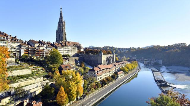 Vue de la cathédrale Saint-Vincent qui surplombe l'Aare, à Berne. [AFP - René Mattes]