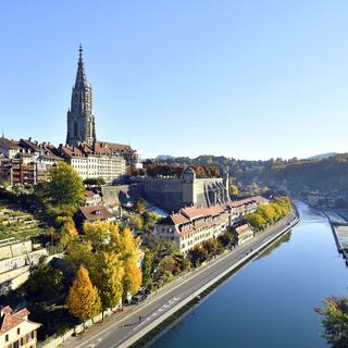 Vue de la cathédrale Saint-Vincent qui surplombe l'Aare, à Berne. [AFP - René Mattes]