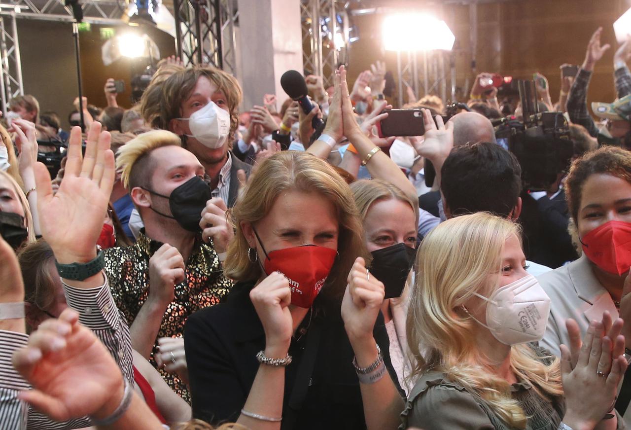 Premier moment de liesse au quartier général du SPD après l'annonce des bons résultats de la formation dans les premiers sondages. [AP/Keystone - Wolfgang Kumm]