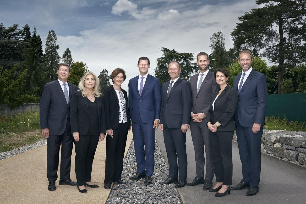 La photo officielle du Conseil d'Etat genevois pour la législature 2018-2023: de gauche à droite, Mauro Poggia (MGC), Nathalie Fontanet (PLR), Anne Emery-Torracinta (PS), Pierre Maudet (indépendant, mais à l'époque PLR), Serge Dal Busco (PDC), Antonio Hodgers (Les Verts), Michèle Righetti (chancelière d'Etat), Thierry Apothéloz (PS). [Etat de Genève - Vincent Calmel]