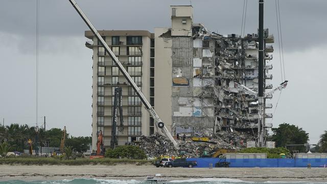 Au moins 16 morts et 147 disparus dans l'immeuble effondré de Floride. [Keystone - Lynne Sladky]