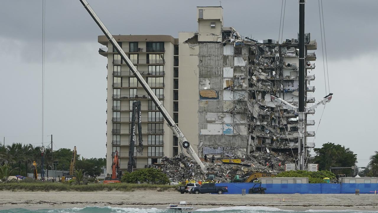 Au moins 16 morts et 147 disparus dans l'immeuble effondré de Floride. [Keystone - Lynne Sladky]