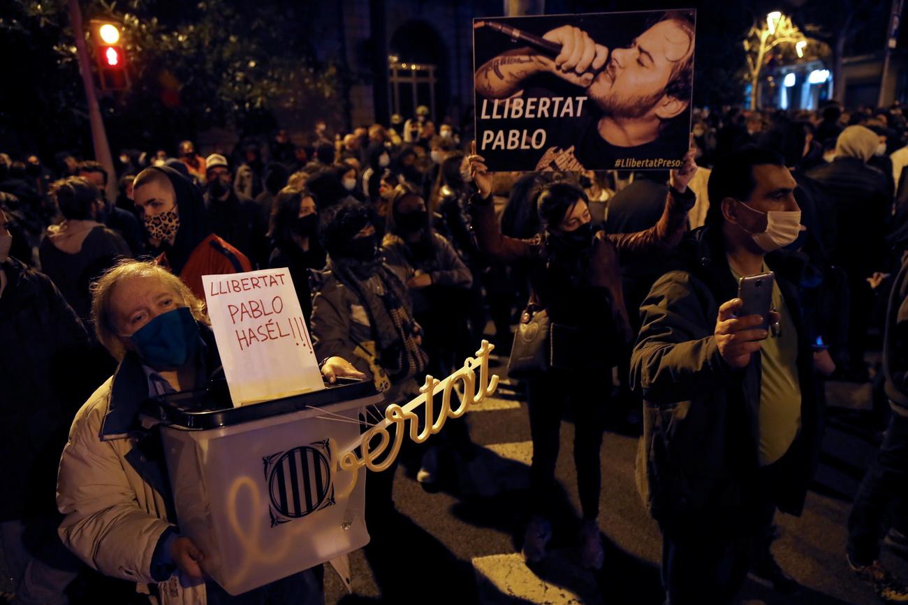 Le 30 janvier 2021, une manifestation en soutien à Pablo Hasél a eu lieu à Barcelone. [KEYSTONE - TONI ALBIR]